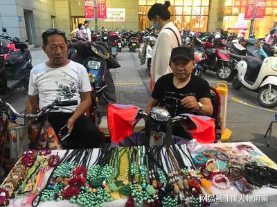 鄭州二七區“溫暖之家” 地攤上的手工藝品，每一件都藏著一個故事